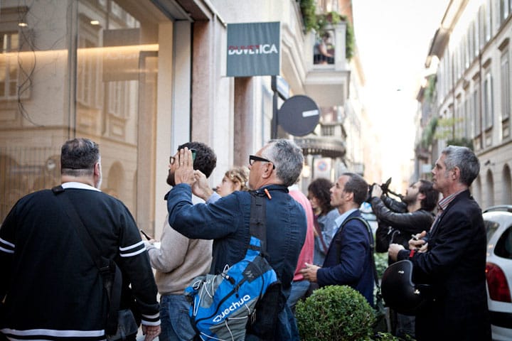 Tour: i partecipanti osservano un negozio in una via dello shopping di Milano