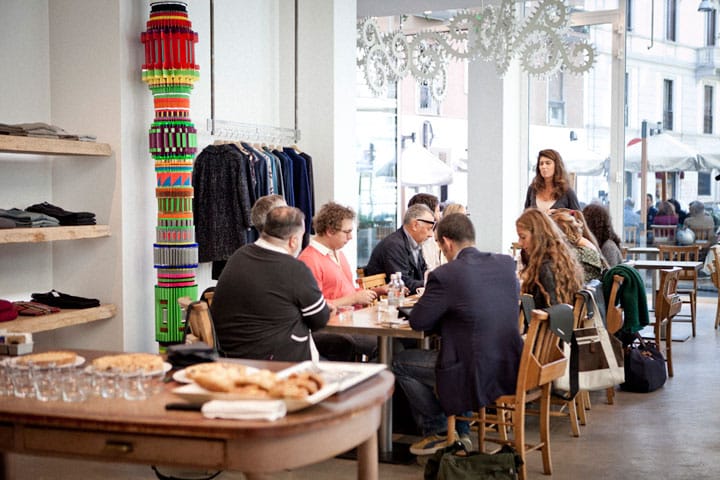 Brief&Breakfast: i partecipanti fanno colazione insieme in un negozio prima del tour